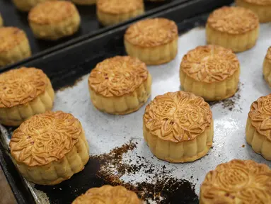 Kue bulan dengan kuning telur asin yang baru saja dipanggang terlihat di sebuah perusahaan makanan bernama Saikoh di Yokohama, Jepang, pada 30 September 2020. Festival Pertengahan Musim Gugur atau juga disebut Festival Kue Bulan jatuh pada 1 Oktober tahun ini. (Xinhua/Du Xiaoyi)