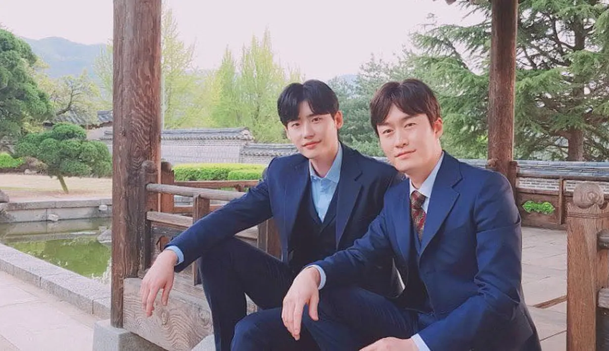 Di drama pendek tersebut, Lee Jong Suk tak meminta bayaran. Hal ini merupakn bentuk dukungannya untuk PD Park Soo Jin yang pernah bekerjasama dalam While You Were Sleeping. (Foto: instagram.com/jongsuk0206)
