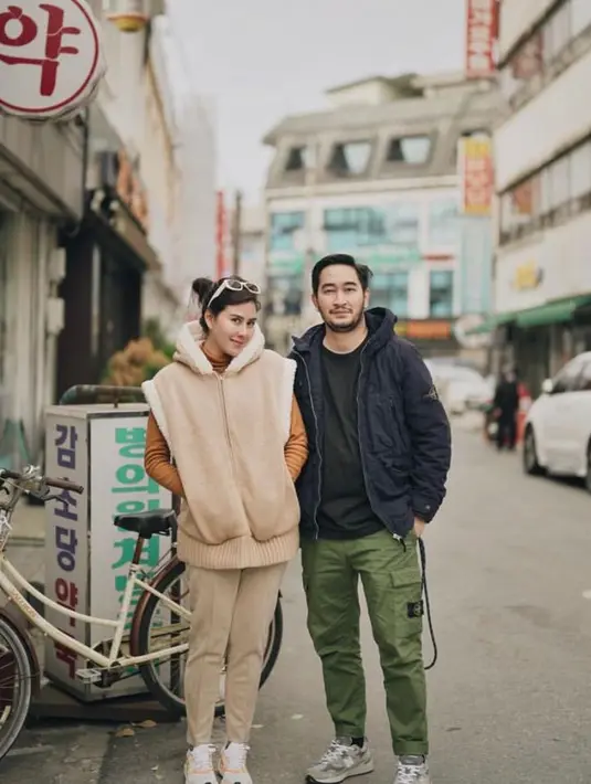 Penampilannya dilengkapi dengan celana panjang warna senada dengan vest-nya, serta sneakers putih. @syahnazs.