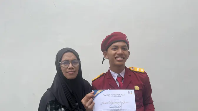 Gibran Prasnawati Ganda, siswa dengan predikat terbaik tahun aliran 2025/2026 di Sekolah Rakyat Menengah Pertama (SRMP) 06, Jakarta Timur (Liputan6.com/Muhammad Radityo Priyasmoro)