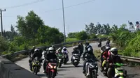 Pemudik kendaraan bermotor masuk ke Pelabuhan Bakauheni, Lampung Selatan. Foto (Liputan6.com/Ardi)