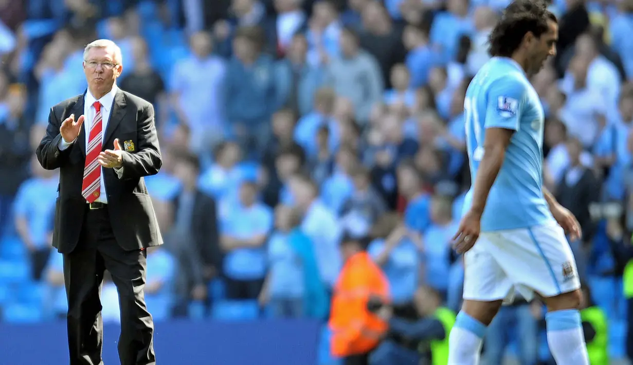 Sebelum meninggalkan Manchester United, Carlos Tevez sempat adu mulut dengan Fergie dan itu berlanjut saat ia pindah ke Manchester City. Bahkan saking bencinya, ketika parade juara EPL City di tahun 2011, Tevez mengenakan kaos bertuliskan 'RIP Fergie'. (Foto: AFP/Andrew Yates)