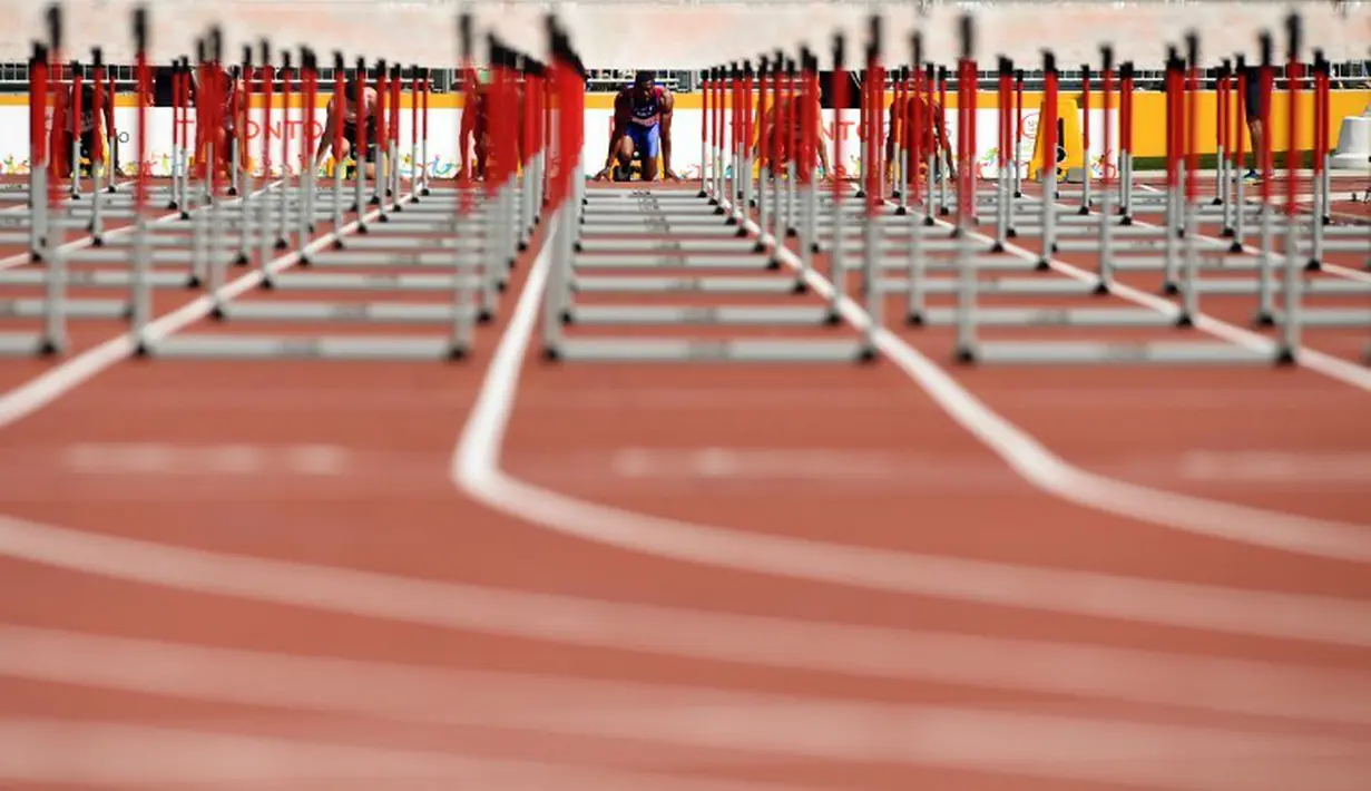 Pelari Haiti, Jeffrey Julmis of Haiti (tengah) siap berlomba di nomor lari gawang 110m putra Pan American Games 2015 di Stadion Atletik CIBC, Toronto, Kanada (24/7/2015). (AFP PHOTO/Timothy A. Clary)