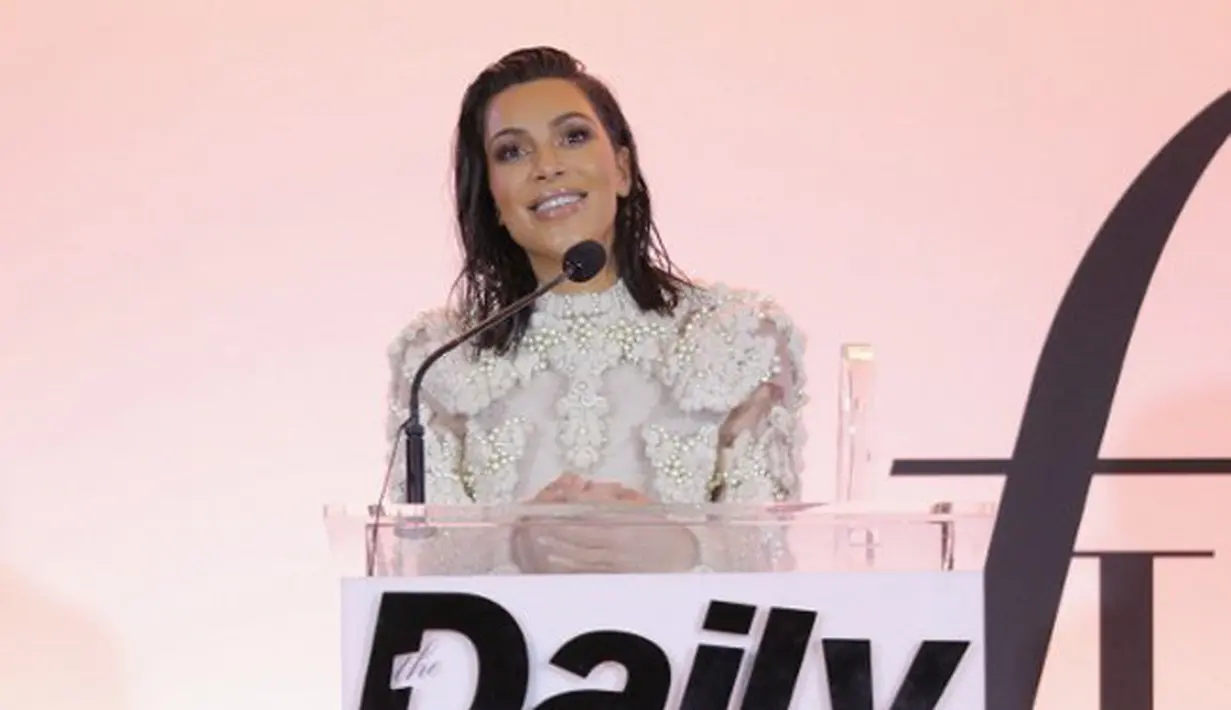 Selain itu, jalinan pernikahan Kim dan Kris sempat dikabarkan hanya sekedar setting-an. Namun ternyata ini timbul dari hati Kim yang benar-benar ingin menikah lantaran usianya sudah menginjak 30 tahun. (AFP/Bintang.com)