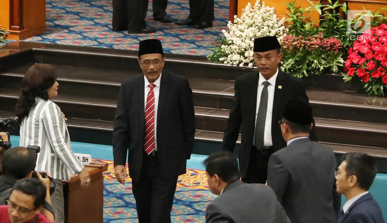Ketua DPRD DKI Prasetio Edi Marsudi bersama Plt Gubernur DKI Jakarta Djarot Saiful Hidayat saat menghadiri sidang paripurna istimewa di Gedung DPRD DKI Jakarta, Rabu (31/5). (Liputan6.com/Immanuel Antonius)