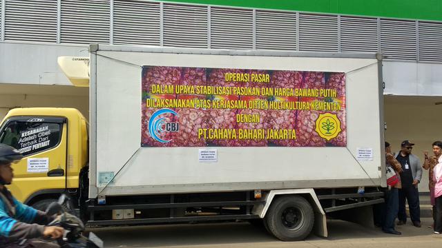 Kementerian Pertanian menggelar operasi pasar untuk produk bawang merah dan bawang putih di Pasar Induk Kramat Jati, Jakarta, Jumat (5/4/2019).