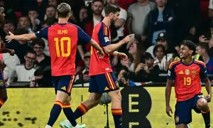 Penyerang muda Timnas Spanyol, Lamine Yamal (kanan), merayakan gol yang dicetaknya ke gawang Inggris dalam laga Grup 3 UEFA Nations League A 2026/2027 di Wembley, Minggu (27/9/2026) dini hari WIB. Spanyol menang 3-2 atas tuan rumah Inggris dalam laga ini. (Ben STANSALL / AFP)