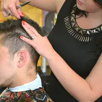 Ilustrasi pria potong rambut (Foto: Pixabay/alexkrasovsky)