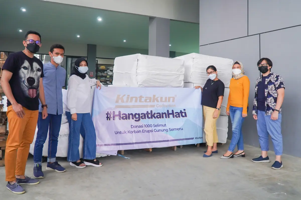 Jajaran Manajemen PT Subur Anugerah Sentosa (Kintakun Collections) melepas bantuan 1000 selimut untuk korban erupsi Semeru.