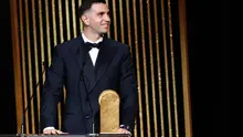 Kiper Timnas Argentina, Emiliano Martinez, menerima Yashin Trophy, lambang kiper terbaik dunia, dalam seremonial Ballon d'Or di Theatre du Chatelet, Paris, pada Senin (28/10/2024) malam waktu setempat. (FRANCK FIFE / AFP)