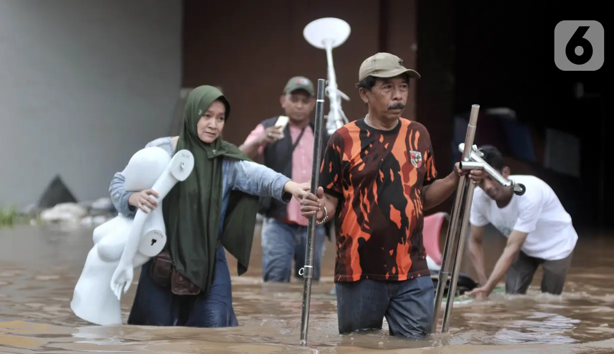 Aktivitas pedagang mengevakuasi barang-barang saat banjir merendam Mall Cipinang Indah, Jakarta Timur, Rabu (1/1/2020). Selain merendam permukiman warga, banjir kali ini juga melumpuhkan Mal Cipinang Indah yang terpaksa ditutup akibat terendam air. (merdeka.com/Iqbal S Nugroho)