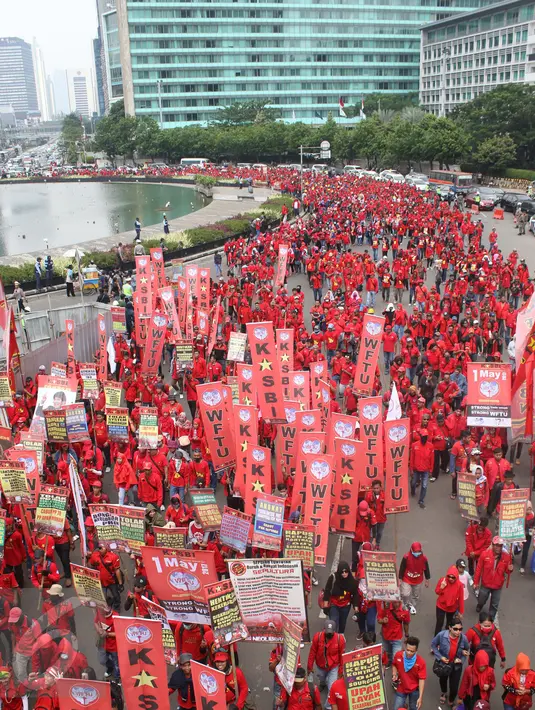 Aksi buruh Konfederasi Kongres Aliansi Serikat Buruh Indonesia (Kasbi) pada peringatan May Day di Bundaran HI, Jakarta, Senin (1/5). Massa buruh dari berbagai daerah itu akan menyuarakan tuntutan mereka di depan Istana Presiden (Liputan6.com/Angga Yuniar)