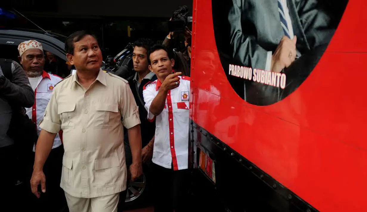 Prabowo Subianto mengecek langsung barisan truk pengangkut alat kesehatan yang akan diberangkatkan dari Bandara Halim Perdanakusuma Jakarta (Liputan6.com/Helmi Fithriansyah)