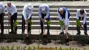 (kiri ke kanan) Kanselir Jerman Olaf Scholz, Perdana Menteri Australia Anthony Albanese, Presiden AS Joe Biden, Perdana Menteri India Narendra Modi, dan Presiden Indonesia Joko Widodo menyiapkan lahan saat acara penanaman mangrove di Taman Hutan Raya Ngurah Rai di sela-sela acara Pertemuan KTT G20, Denpasar, Bali, Indonesia, Rabu (16/11/2022). (AP Photo/Alex Brandon, Pool)