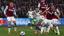 Pemain Newcastle, Bruno Guimaraes menggiring bola melewati sejumlah pemain West Ham dalam laga lanjutan Liga Inggris 2024/2025 di London Stadium, London, Inggris, Selasa (11/03/2025) dini hari WIB. (AFP/Adrian Dennis)