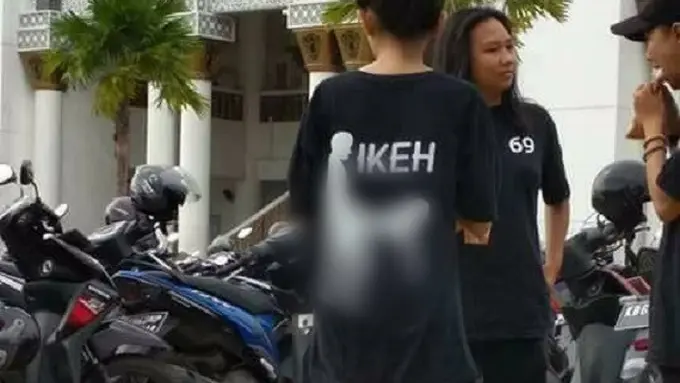 Beberapa remaja mengenakan kaos bertuliskan Ikeh menjadi viral di media sosial. (Sumber Foto: IndonesiaWatchOfficial)