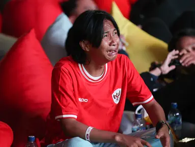 Fajar Sadboy menangis saat nobar laga Timnas Indonesia vs China di Kompleks Stadion Utama Gelora Bung Karno (SUGBK), Senayan, Jakarta, Selasa (15/10/2024) malam WIB. (Bola.com/Abdul Aziz)