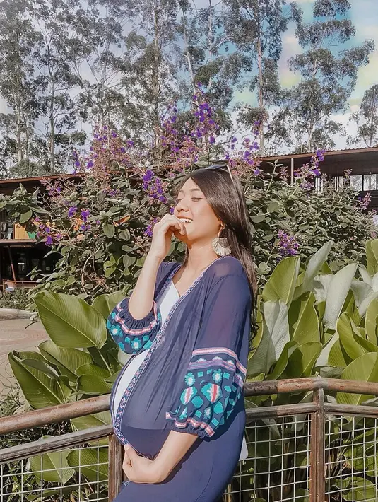 Bahkan Anissa yang sedang berbadan dua pun menyempatkan untuk berlibur ke tempat indah. Menggunakan baju tipis, gaya Anissa pun tetap tampil kece.(Liputan6.com/Instagram/@anissaziza)