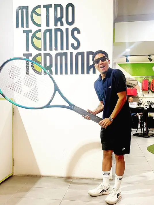 Selain untuk kebutuhan pertandingan, Desta juga berlatih tenis untuk menjaga badannya tetap bugar dan atletis. Dalam berlatih, pria 46 tahun itu selalu tampil sporty mengenakan kaus dan celana jersey berwarna senada. Desta pun begitu antusias dan bersemangat dalam berlatih tenis. (Liputan6.com/IG/@desta80s)