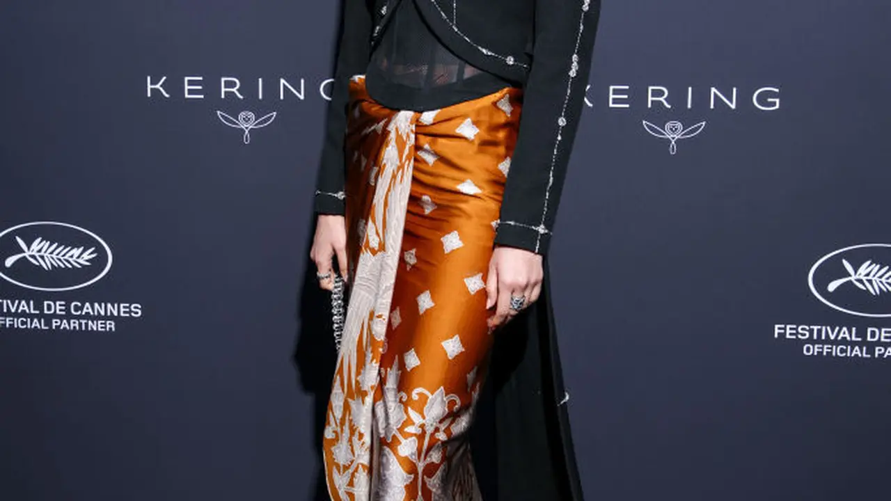 Tampilan Semi Maskulin Raline Shah Kenakan Batik Penuh Makna dan Beskap Jeng Yah di Festival Film Cannes 2024