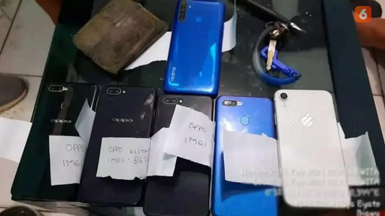 Barang bukti Handphone yang disita dari pelaku EN (Arfandi Ibrahim/Liputan6.com)