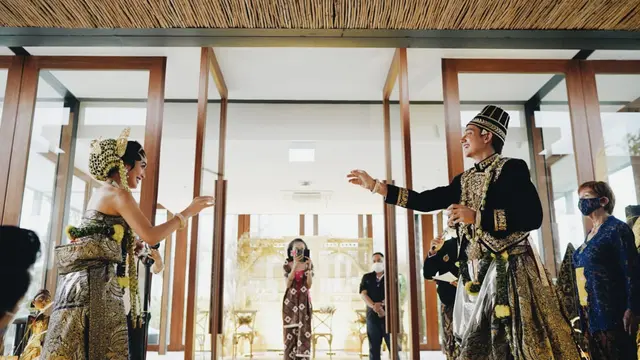 Pernikahan Adipati Dolken dan Canti Tachril