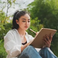 ilustrasi perempuan menulis/CardIrin/Shutterstock