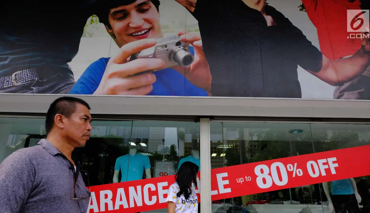 Para pengunjung saat berburu diskon besar-besaran di Lotus Department Store, Jl Thamrin, Jakarta, Rabu (25/10). Diskon tersebut untuk mengakhiri beroperasinya Lotus akhir bulan ini. (Liputan6.com/Angga Yuniar)