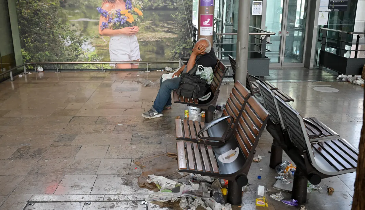 Sampah berserakan di stasiun itu karena pemogokan oleh staf kebersihan dan pemeliharaan. (AFP/Nicolas Tucat)