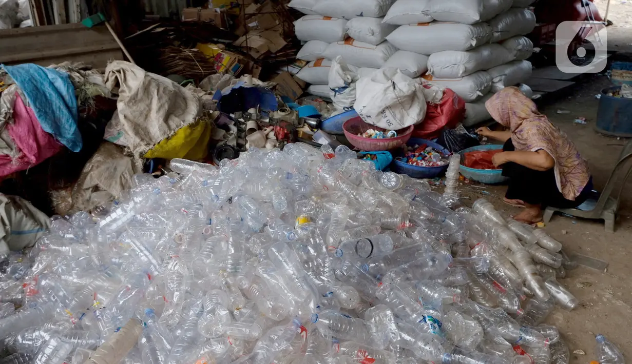 Pekerja memilah sampah plastik di gudang pengolahan sampah plastik kawasan Bekasi, Rabu (15/9/2021). Menurut data riset terbaru Sustainable Waste Indonesia (SWI) yang mengungkapkan skema ekonomi sirkular sebagai salah satu strategi untuk pengelolaan sampah plastik. (Liputan6.com/Herman Zakharia)