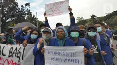 Sejumlah Mahasiswa melakukan aksi menolak Omnibus Law UU Cipta Kerja sekaligus refleksi satu tahun Pemerintahan Jokowi-Ma'ruf di kawasan Patung Kuda, Jakarta, Selasa (20/20/2020). Aksi ribuan pengunjuk rasa dari berbagai elemn berjalan aman. (merdeka.com/ Arie Basuki)