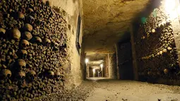 Struktur katakomba ini terdiri dari gua-gua dan terowongan bawah tanah yang merupakan sisa-sisa dari pertambangan batu Paris. Dibuka pada akhir abad ke-18, katakomba ini telah menjadi daya tarik wisata pada awal abad ke-19, Perancis (14/10/2014) (AFP PHOT