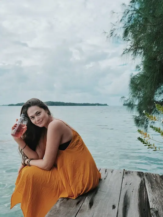 Saat liburan di pantai, gayanya pun tampil menawan, seperti kenakan dress hingga busana dengan nuansa yang cerah. Pemain film Akibat Pergaulan Bebas ini pun tak terlihat seperti ibu dua anak.(Liputan6.com/IG/@sabaidieter)