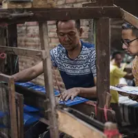 Didiet Maulana bersama salah satu pengrajin. (Instagram/didietmaulana)