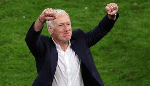 Pelatih Prancis, Didier Deschamps melakukan selebrasi setelah menjuarai Piala Dunia 2018 setelah mengalah Kroasia pada partai final di Luzhniki Stadium, Moscow, Rusia, 15 Juli 2018. (AFP/Ronny Hartmann)