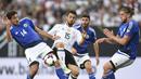 Pemain Jerman Amin Younes (tengah) mencetak satu gol saat ke gawang San Marino pada Kualifikasi Piala Dunia 2018 di Stadion Nuernberg, Nuremberg, Jerman, (10/6/2017). (Andreas Gebert/dpa via AP)