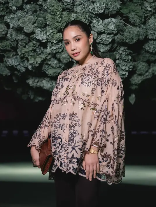 Penampilan Nagita Slavinat tampak paripurna dengan soft flawless makeup dan half ponytail. Ia juga kenakan anting gantung tiga motif dari Van Cleef & Arpels seharga Rp353jutaan [@raffinagita1717]