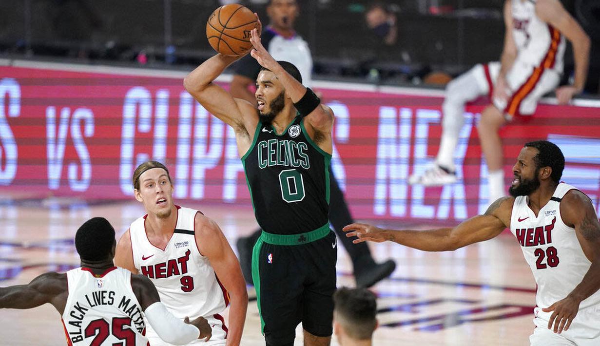 Pebasket Boston Celtics, Jayson Tatum, berusaha memberikan bola saat melawan Miami Heat pada gim pertama final Wilayah Timur playoff NBA di SPN World of Sports Complex, Selasa (15/9/2020). Heat menang dengan skor 117-114. (AP/Mark J. Terrill)