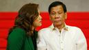 Presiden Filipina Rodrigo Duterte didampingi pasangannya, Honeylet Avancena, menunggu para pemimpin negara-negara anggota ASEAN yang akan menghadiri KTT ke-30 ASEAN di Manila, Filipina, Sabtu (29/4). (AP Photo / Bullit Marquez)
