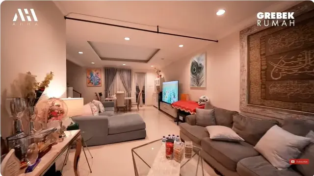 Interiornya tampak nggak berlebihan, 7 potret rumah Ustaz Derry Sulaiman ini banyak pajangan lukisan