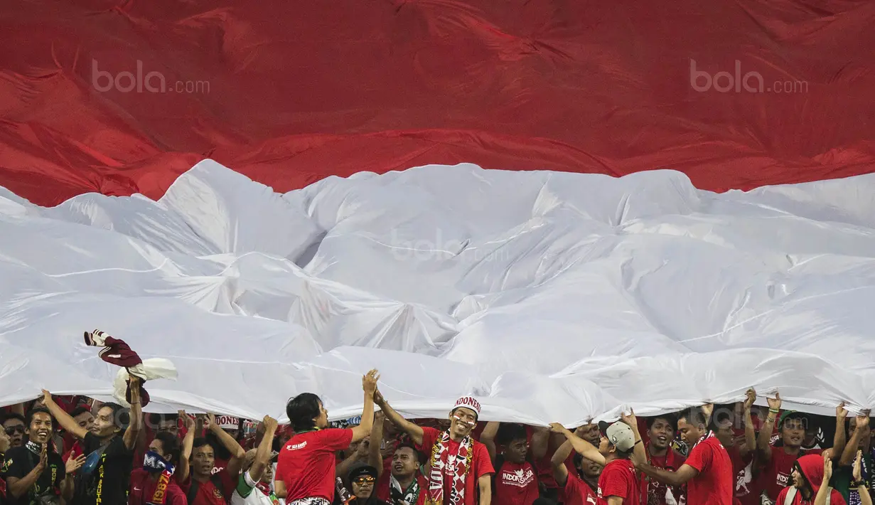1. Suporter Indonesia memberikan dukungan dengan membentangkan bendera merah putih raksasa. (Bola.com/Vitalis Yogi Trisna)