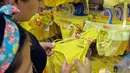 Pengunjung memilih pakaian dalam berwarna kuning yang dijual di sebuah toko di Medellin, Kolombia, Kamis (29/12). Sejumlah warga Kolombia berburu pakaian dalam berwarna kuning untuk dipakai saat perayaan tahun baru. (AFP PHOTO/Camilo GIL)