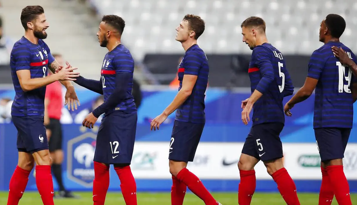 Para pemain Prancis memberikan ucapan selamat kepada Olivier Giroud usai mencetak gol ke gawang Ukraina pada laga uji coba di Stade deFrance, Kamis (8/10/2020). Prancis menang dengan skor 7-1. (AP Photo/Francois Mori)