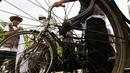 Anggota sepeda Onthel dari komunitas Kondel tengah bersiap ikut mengikuti Fam Trip dan Gowes Bareng TAFISA Games 2016 dari Kantor Kemenpora menuju Menuju Ancol Venue Utama TAFISA Games 2016, Jakarta, Minggu (2/10/2016). (Bola.com/NIcklas Hanoatubun)