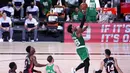 Pebasket Boston Celtics, Marcus Smart, memasukkan bola saat melawan Miami Heat pada pada gim ketiga final Wilayah Timur di Lake Buena Vista, Sabtu (19/9.2020). Boston Celtics menang dengan skor 117-106. (AP/Mark J. Terrill)
