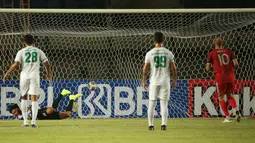 Pelanggaran yang dilakukan Persebaya terhadap Anco Jansen yang dilakukan di dalam kotak pinalti akhirnya berbuah manis. Jansen selaku eksekutor tak menyiakan kesempatan tersebut. (Bola.com/Ikhwan Yanuar)