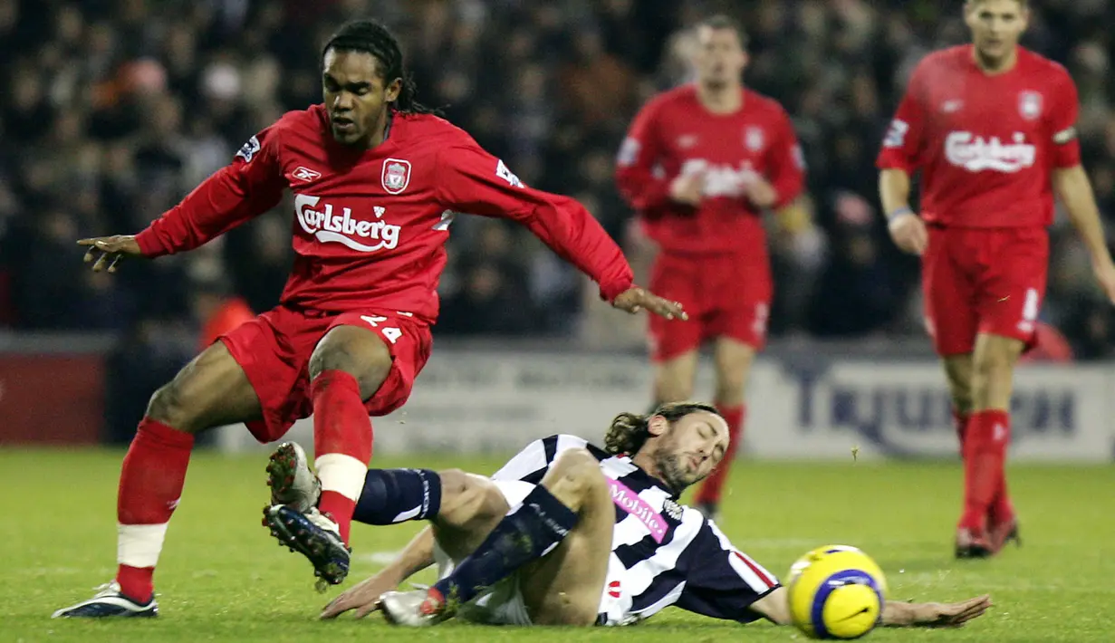 4. Florent Sinama Pongolle - Dirinya berhasil menjadi top scorer Piala Dunia U-17 2001 dengan mencetak sembilan gol. Gabung Liverpool prestasinya meredup dengan hanya mencetak sembilan gol dari 72 laga yang membuatnya dijual. (AFP/Adrian Dennis)