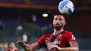 AC Milan pun tak mau kalah, Olivier Giroud yang musim ini bermain untuk AC Milan mencetak dua gol ke gawang Cagliari dan tampaknya akan memecahkan kutukan nomor 9 yang sudah bertahan lama di AC Milan. (Foto: AFP/Miguel Medina)