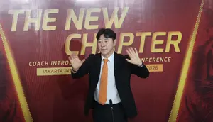 Shin Tae-yong saat diperkenalkan sebagai pelatih kepala Persija yang baru di Jakarta International Stadium, Senin (8/6/2026) siang WIB. (Bola.com/M Iqbal Ichsan)