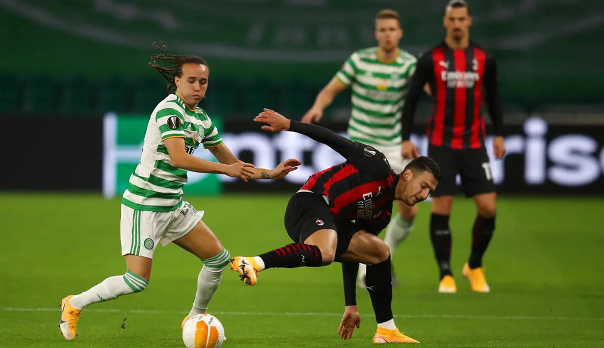Pemain Celtic Diego Laxalt (kiri) mengontrol bola saat menghadapi AC Milan pada pertandingan leg pertama Grup H Liga Europa di Celtic Park, Glasgow, Skotlandia, Kamis (22/10/2020). AC Milan menang 3-1. (Jane Barlow/Pool via AP)
